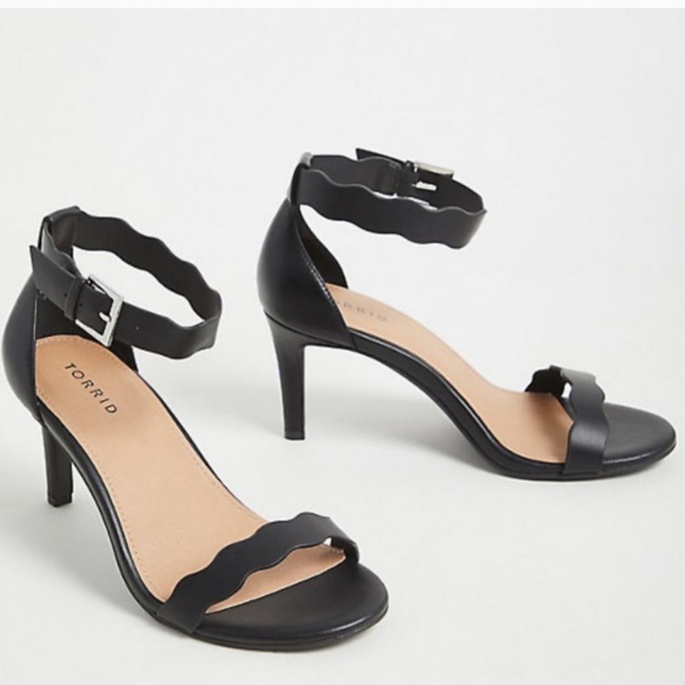 BLACK FAUX LEATHER SCALLOP STILETTO HEEL (WW)